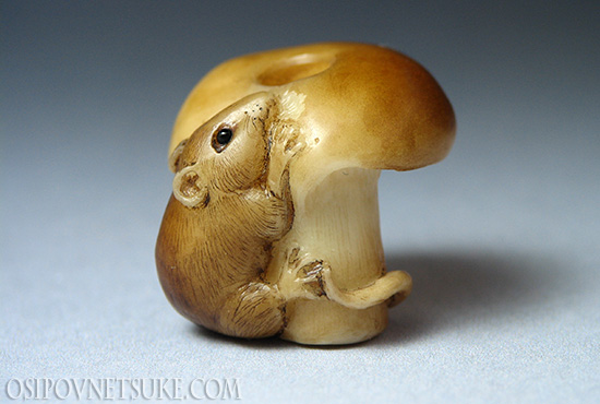 Ojime. Mouse on a mushroom.