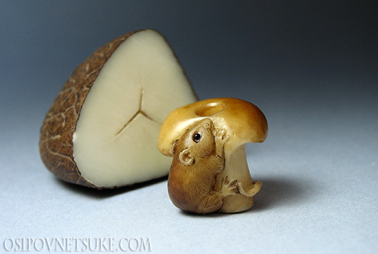 Ojime. Mouse on a mushroom.